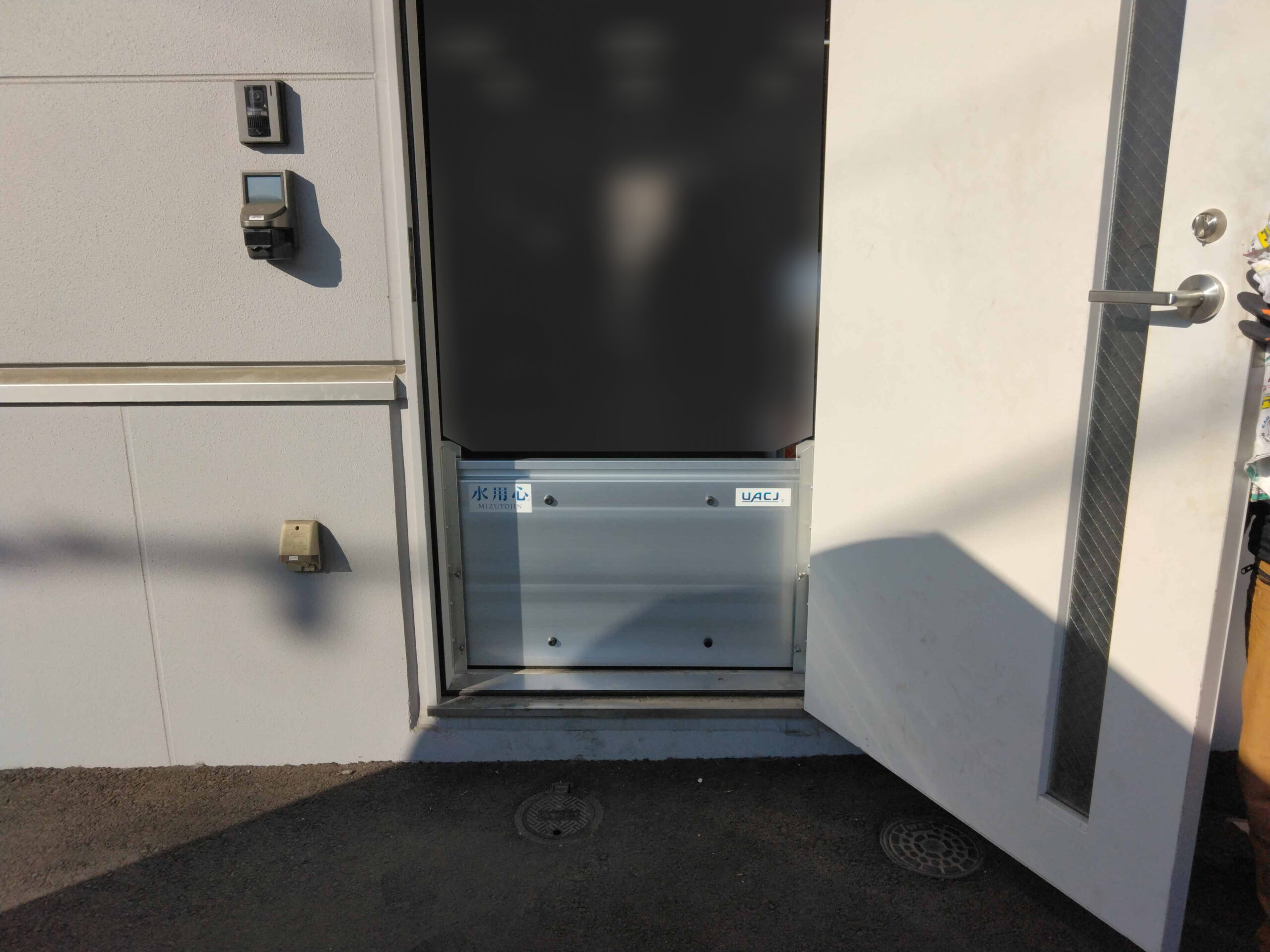 工場・倉庫出入り口の止水板設置事例