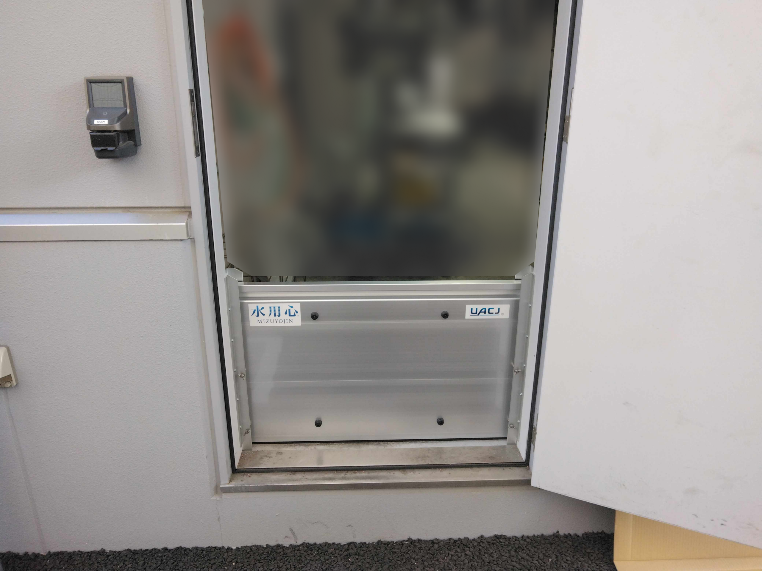 企業ドア出入り口の止水板設置事例